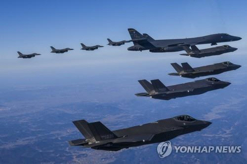 련2023년 2월 19일 한국과 미국이 한반도 상공에서 북한의 대륙간탄도미사일(ICBM) 도발에 대응해 미국 전략자산을 동원한 연합공중훈련을 하고 있다. [합동참모본부 제공] 연합뉴스